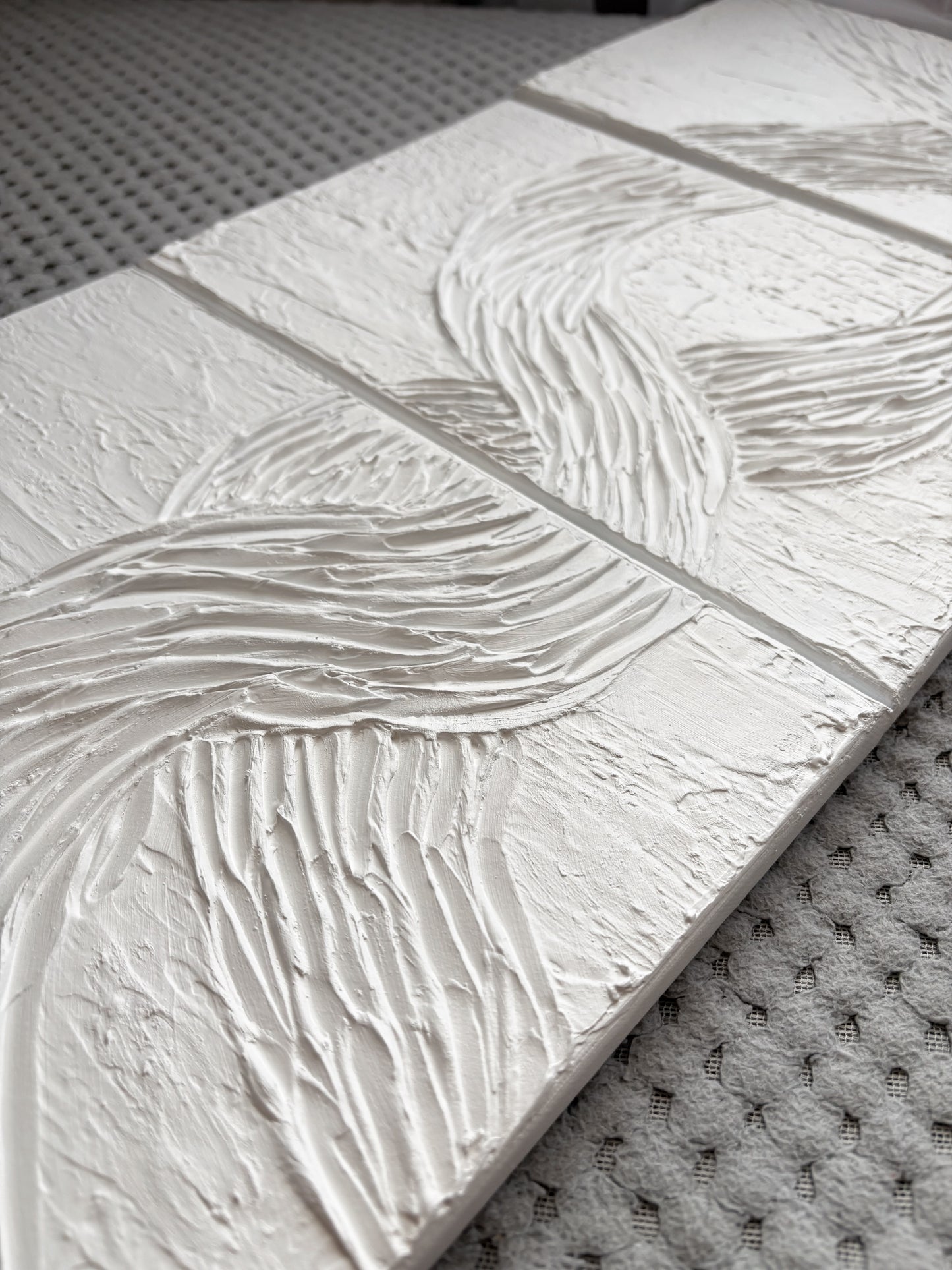 White textured wall art set
Frequency-inspired abstract artwork
Mystical aura wall decor
Handcrafted 3D triptych paintings
Modern minimalist canvas art
Framed white abstract artwork set
Sound wave-inspired textured art
Large spiritual modern wall decor
Handmade energy flow abstract paintings
Contemporary white-on-white art