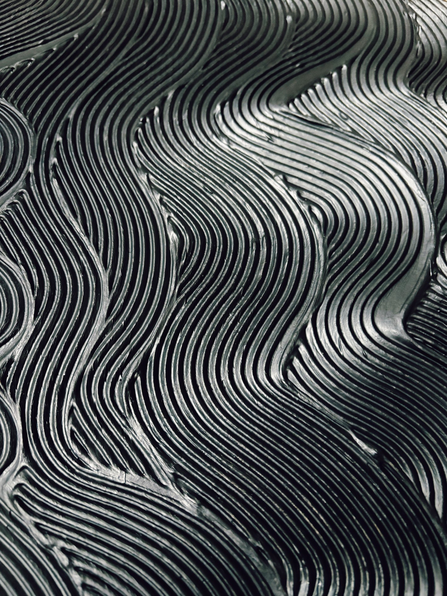 Black round textured wall art
Modern waves design canvas painting
Handcrafted 3D black artwork
Minimalist monochrome wall decor
Large circular textured art piece
Contemporary abstract black painting
No-frame modern wall art
Bold sculptural wall decor in black
Handmade black abstract waves artwork
Statement round canvas for modern interiors