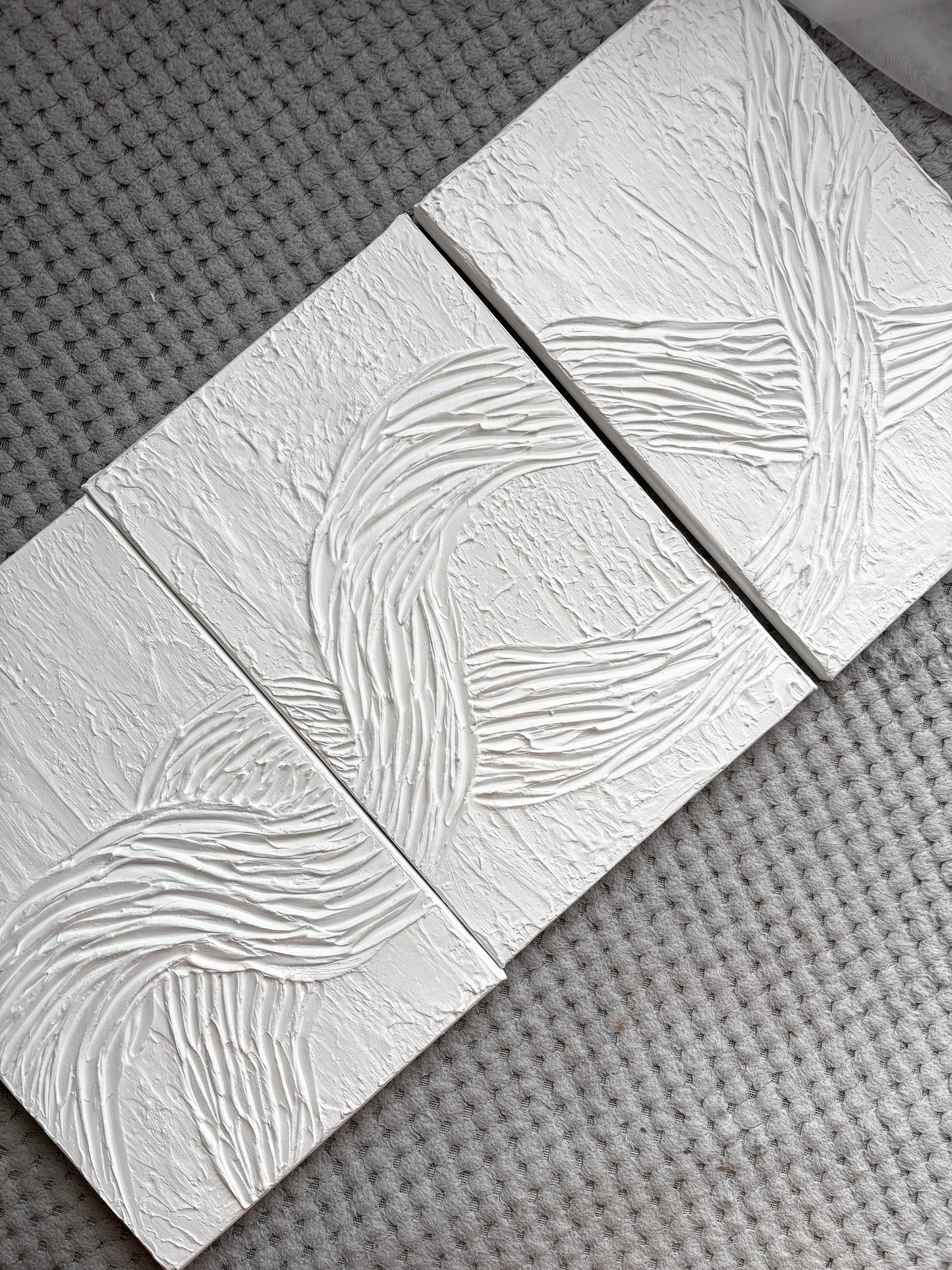 White textured wall art set
Frequency-inspired abstract artwork
Mystical aura wall decor
Handcrafted 3D triptych paintings
Modern minimalist canvas art
Framed white abstract artwork set
Sound wave-inspired textured art
Large spiritual modern wall decor
Handmade energy flow abstract paintings
Contemporary white-on-white art