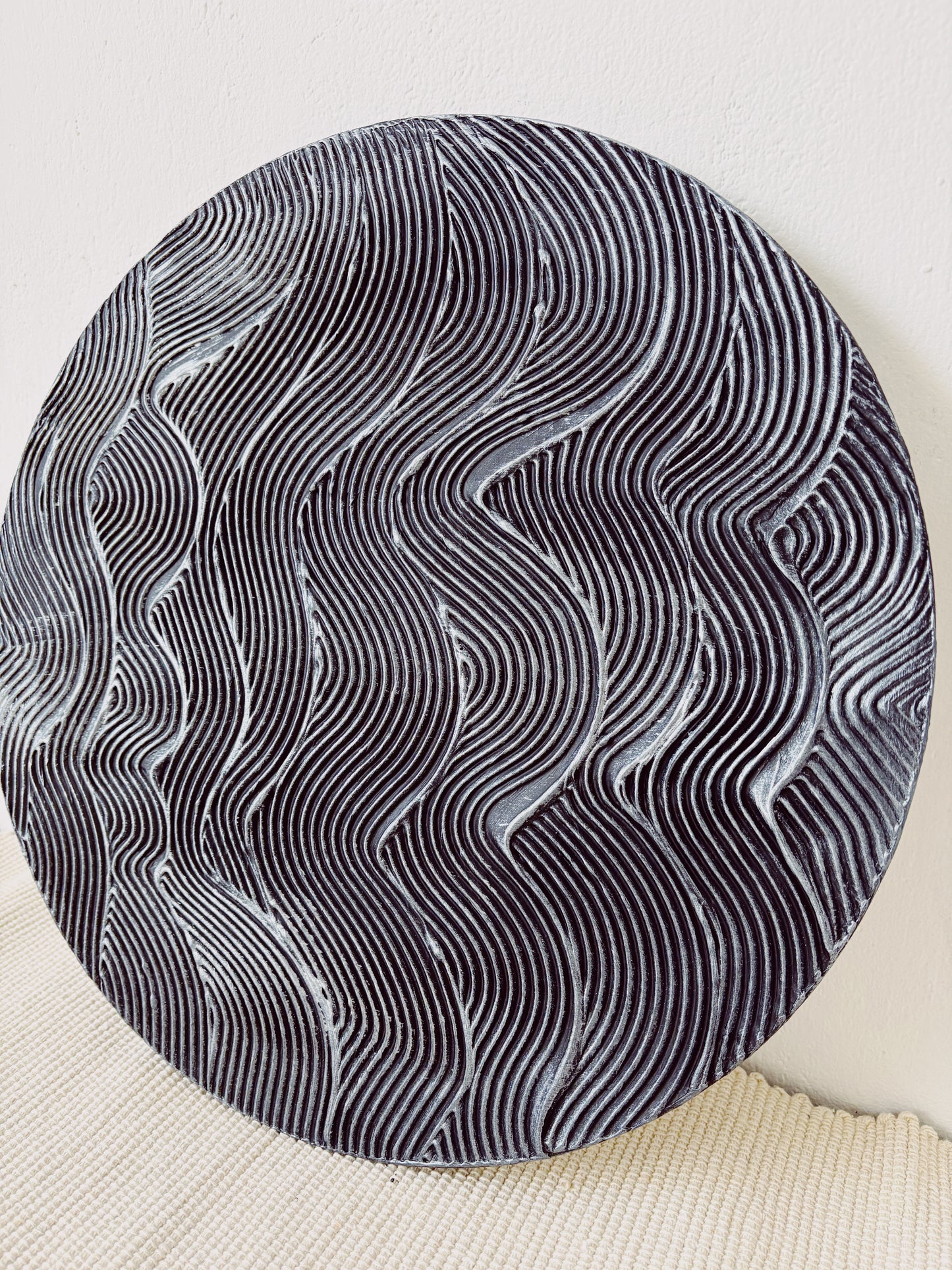 Black and silver round textured wall art
Mystical waves design abstract painting
Handcrafted 3D cosmic-inspired artwork
Modern monochrome wall decor
Circular abstract silver and black art
Statement round canvas with texture
No-frame modern wall art piece
Celestial-inspired home decor
Handmade black and silver textured painting
Elegant contemporary wall art with metallic details