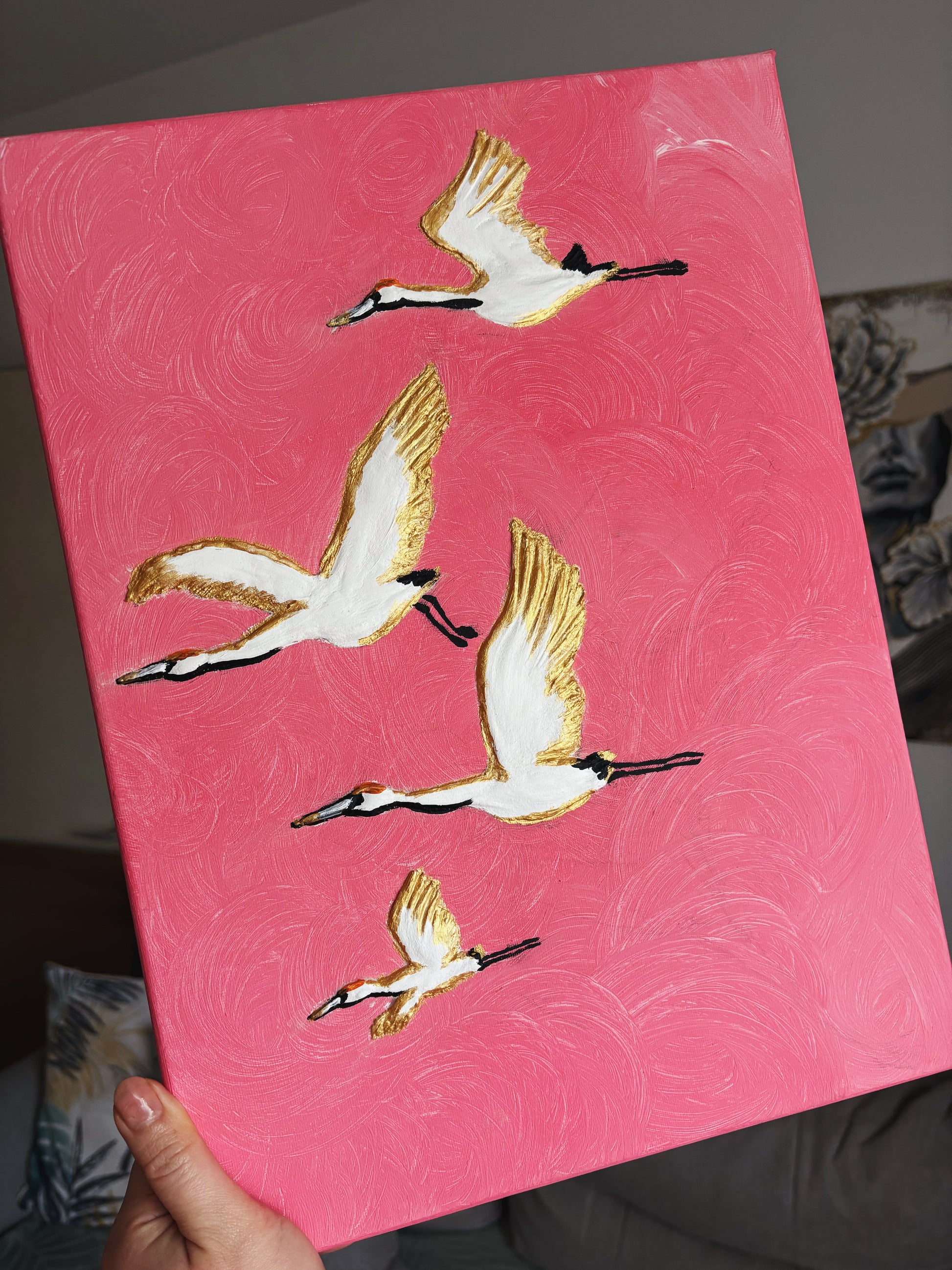 obraz abstrakcyjny, latające taki na różowym tle ze złotym , obraz do nowoczesnych wnętrz w stylu glamour 