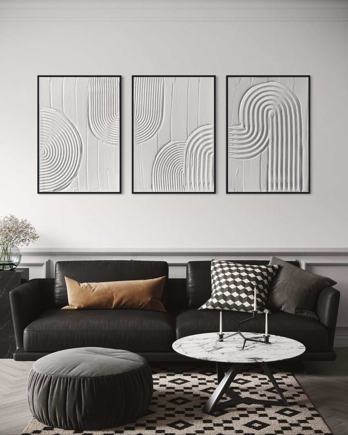 ZEN ARCH IV biały tryptyk strukturalny 3D nad jasną sofą w minimalistycznym salonie w stylu Japandi