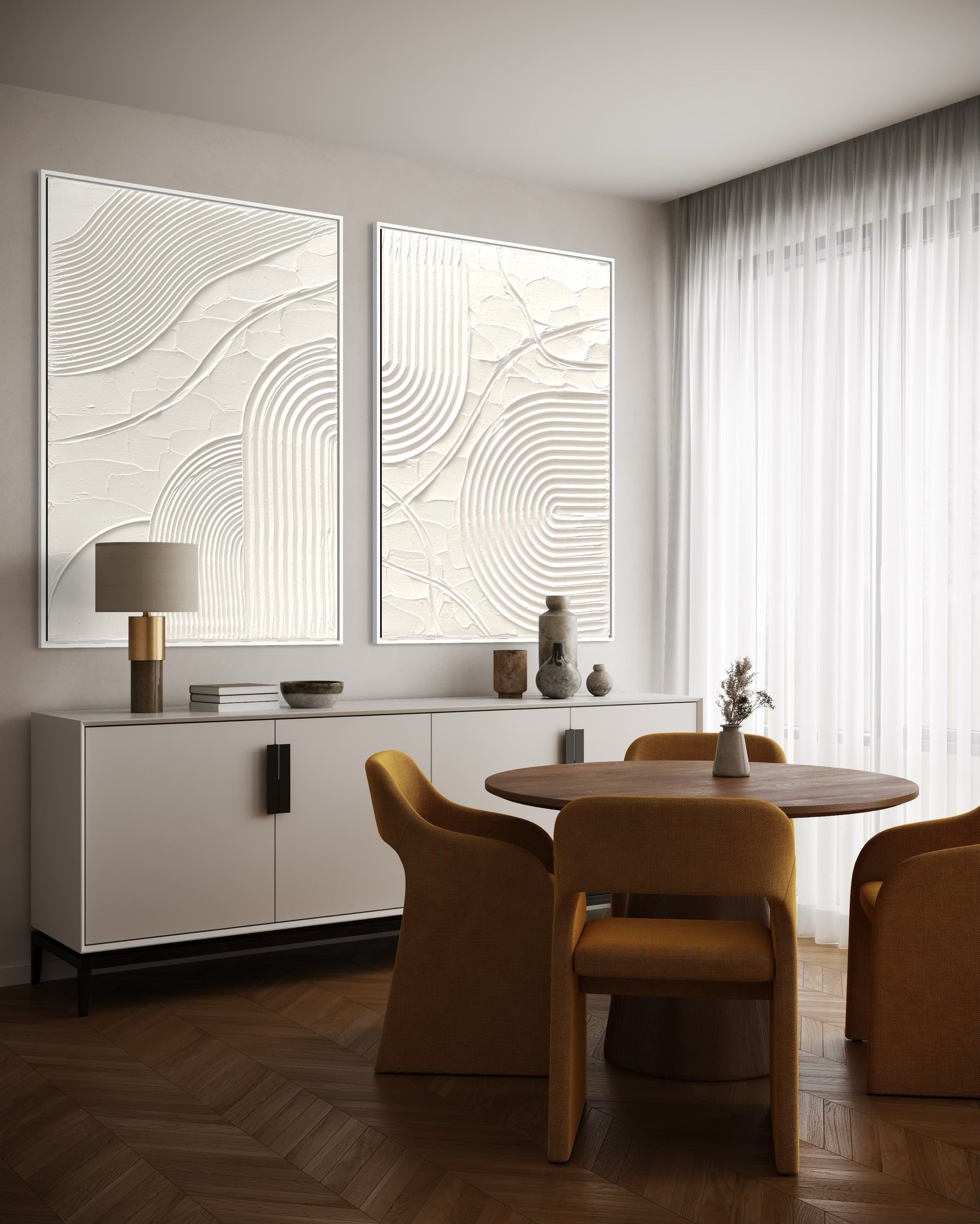 Biały dyptyk obrazów strukturalnych ERIS z ramą w jasnym, nowoczesnym wnętrzu