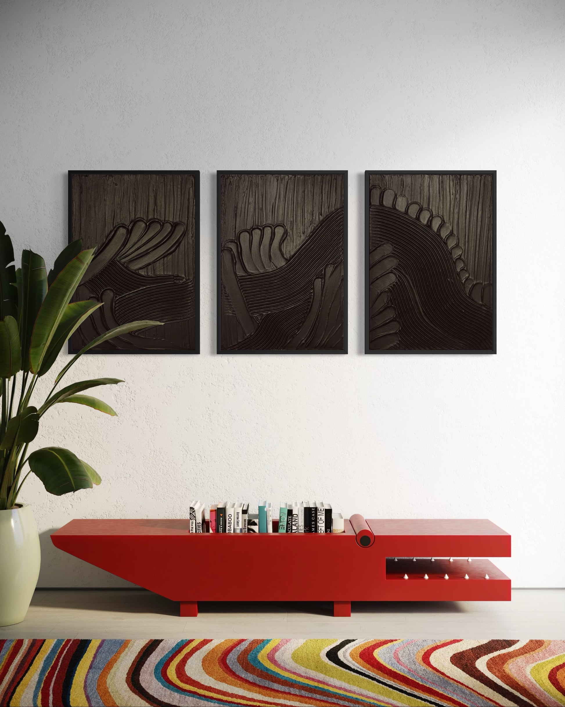 Czarny tryptyk obrazów strukturalnych MAZU z ramą w nowoczesnym wnętrzu