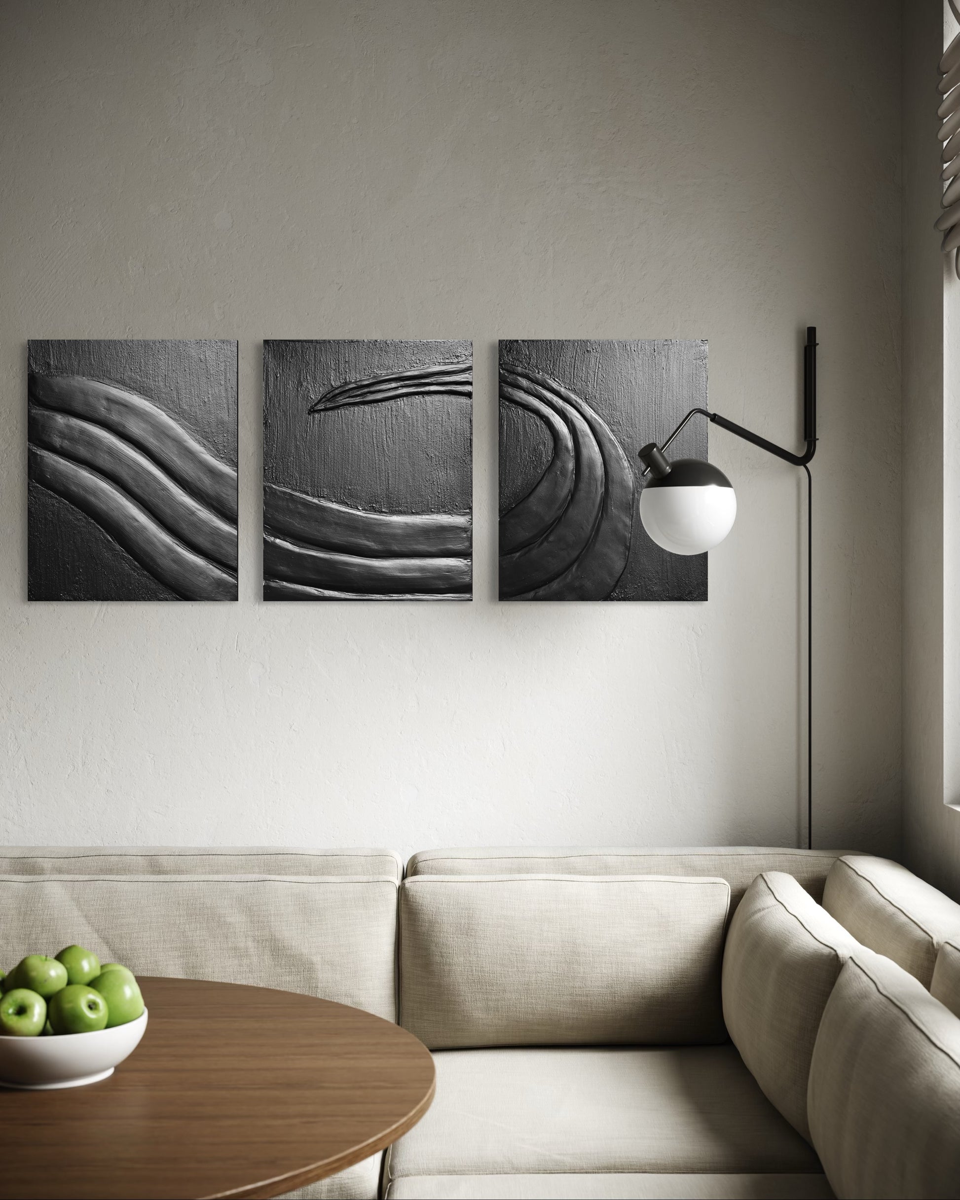 Czarny tryptyk TRITON na płótnie prezentowany jako spójna całość