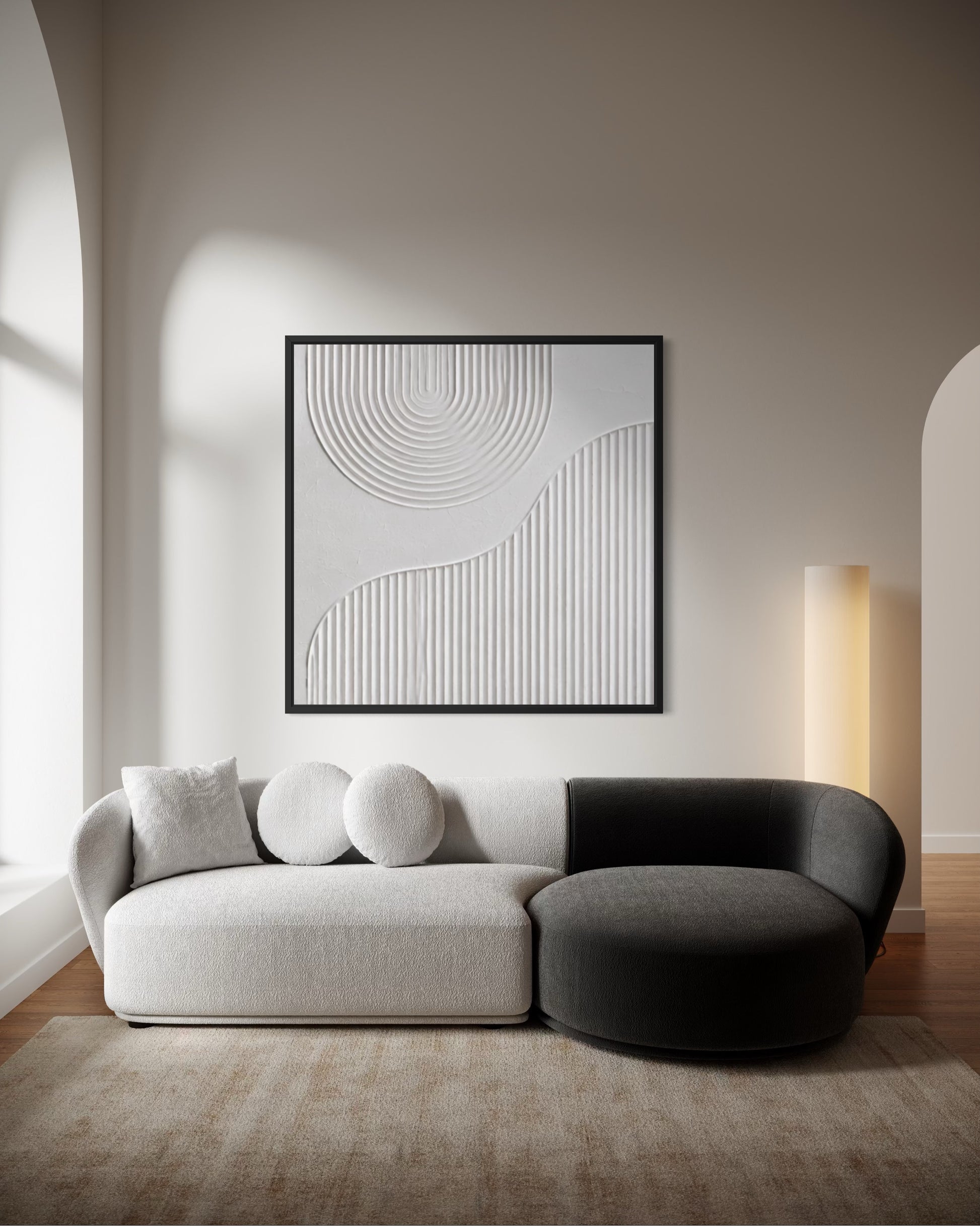 Biały obraz strukturalny z geometrycznymi łukami w stylu Japandi i organic modern.