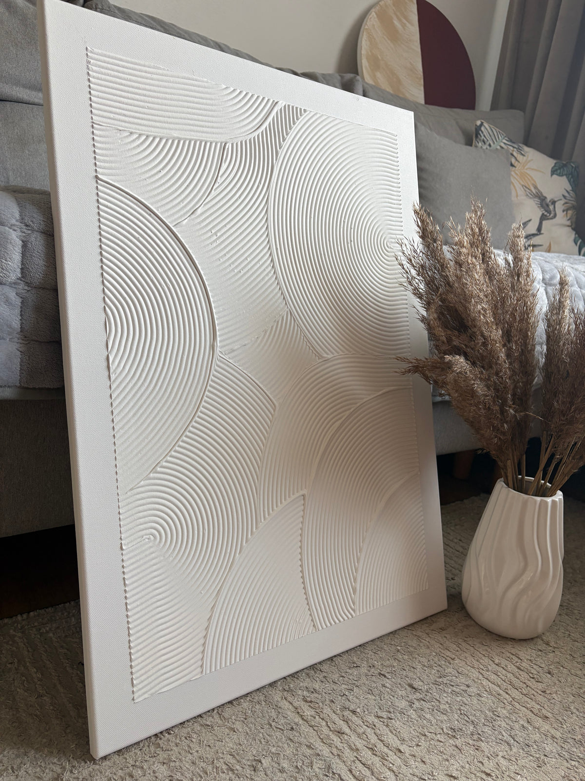 Minimalistyczny obraz 3D ręcznie wykonany w kolorze bieli. Obraz nowoczesny idealny dla stylu japandi i wabi sabi. Duży obraz do jadalni, duży obraz strukturalny do salonu.