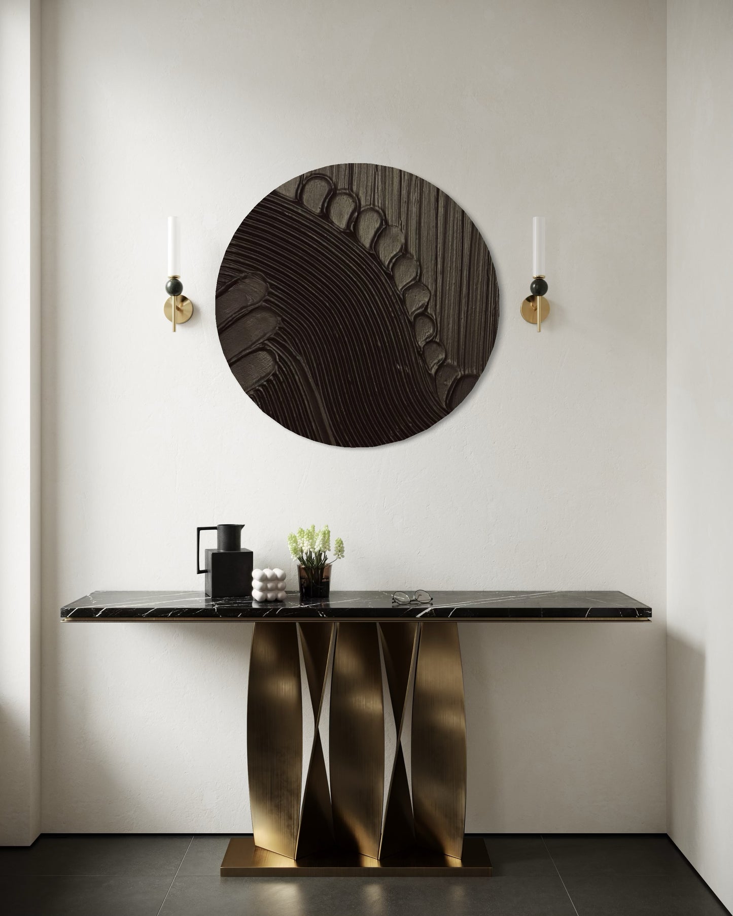 Okrągły czarny obraz strukturalny MAZU prezentowany w nowoczesnym wnętrzu