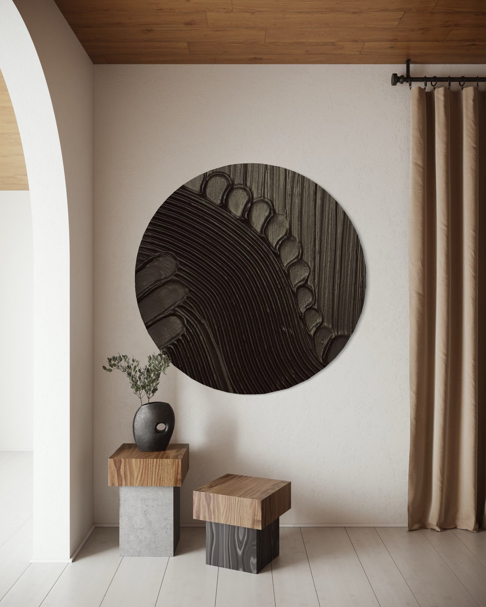 Czarny okrągły obraz MAZU o rzeźbiarskiej, strukturalnej powierzchni