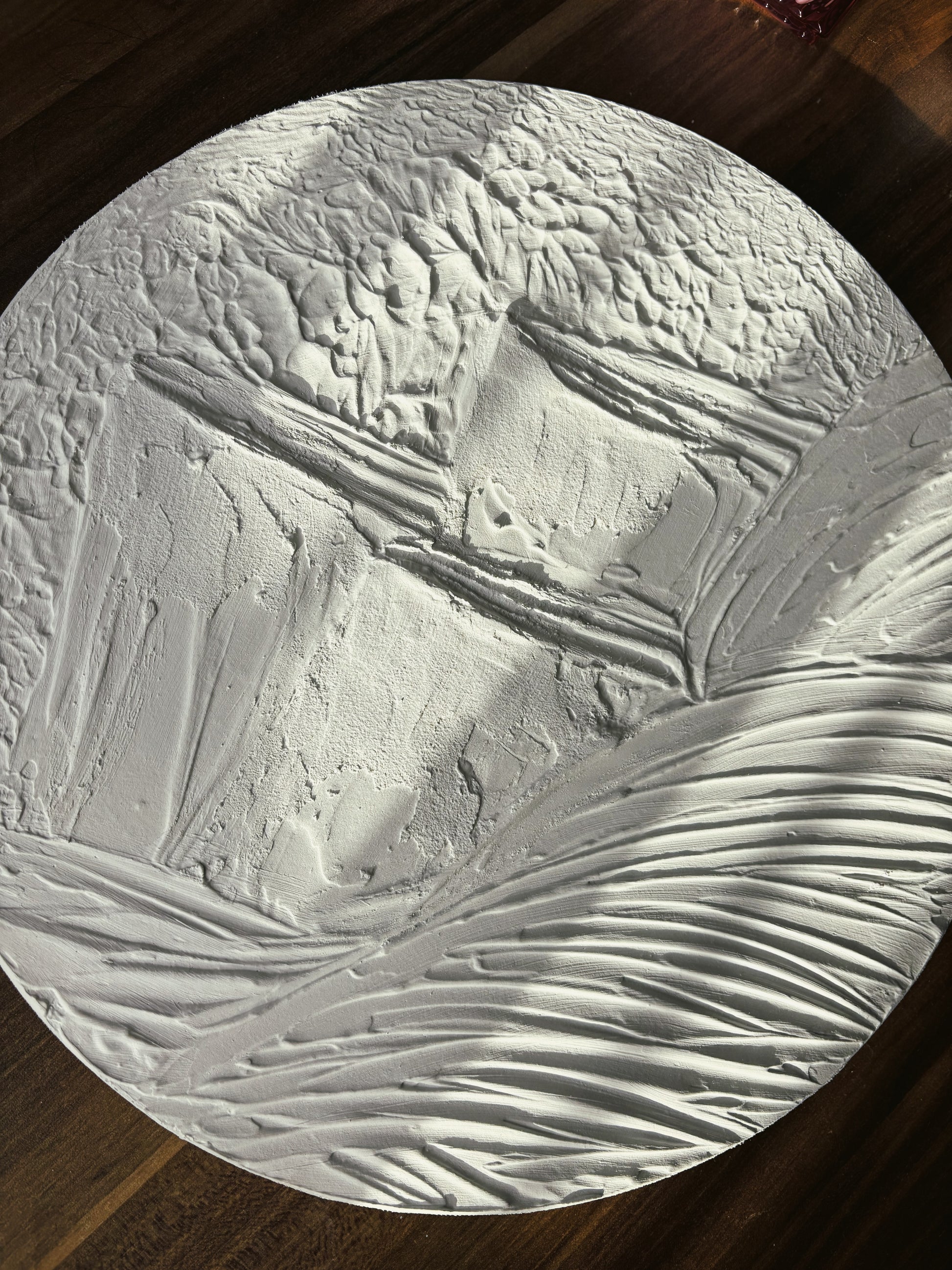 MOUNTAINS biały okrągły minimalistyczny obraz 3D. Nowoczesne dzieło sztuki dla wabi sabi lub japandi stylu wnętrza. 