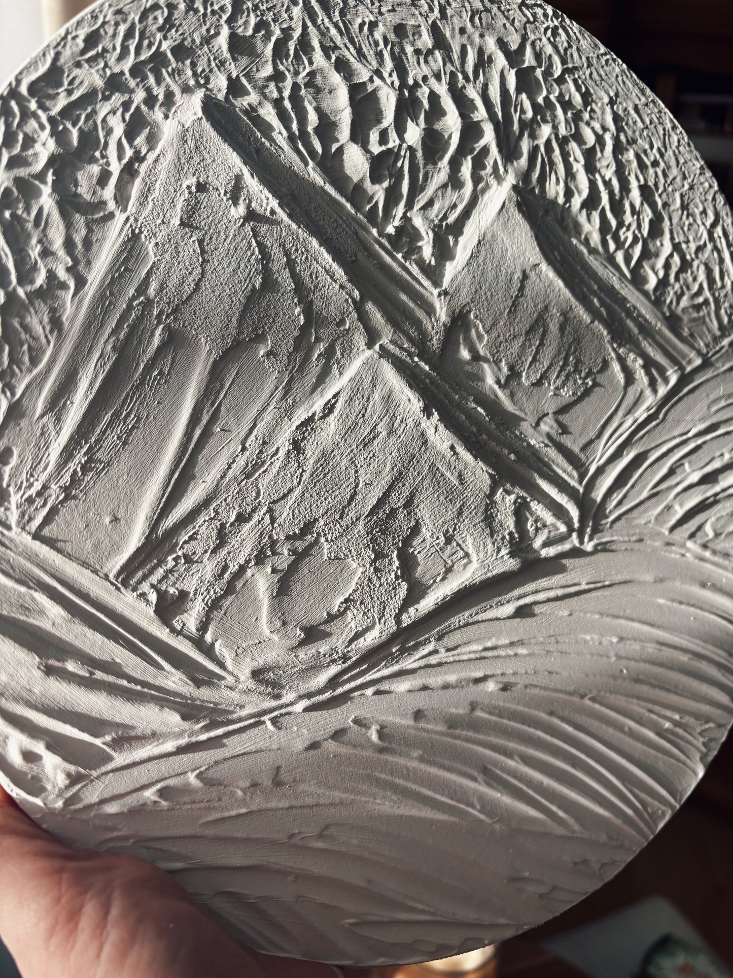 MOUNTAINS biały okrągły minimalistyczny obraz 3D. Nowoczesne dzieło sztuki dla wabi sabi lub japandi stylu wnętrza. 