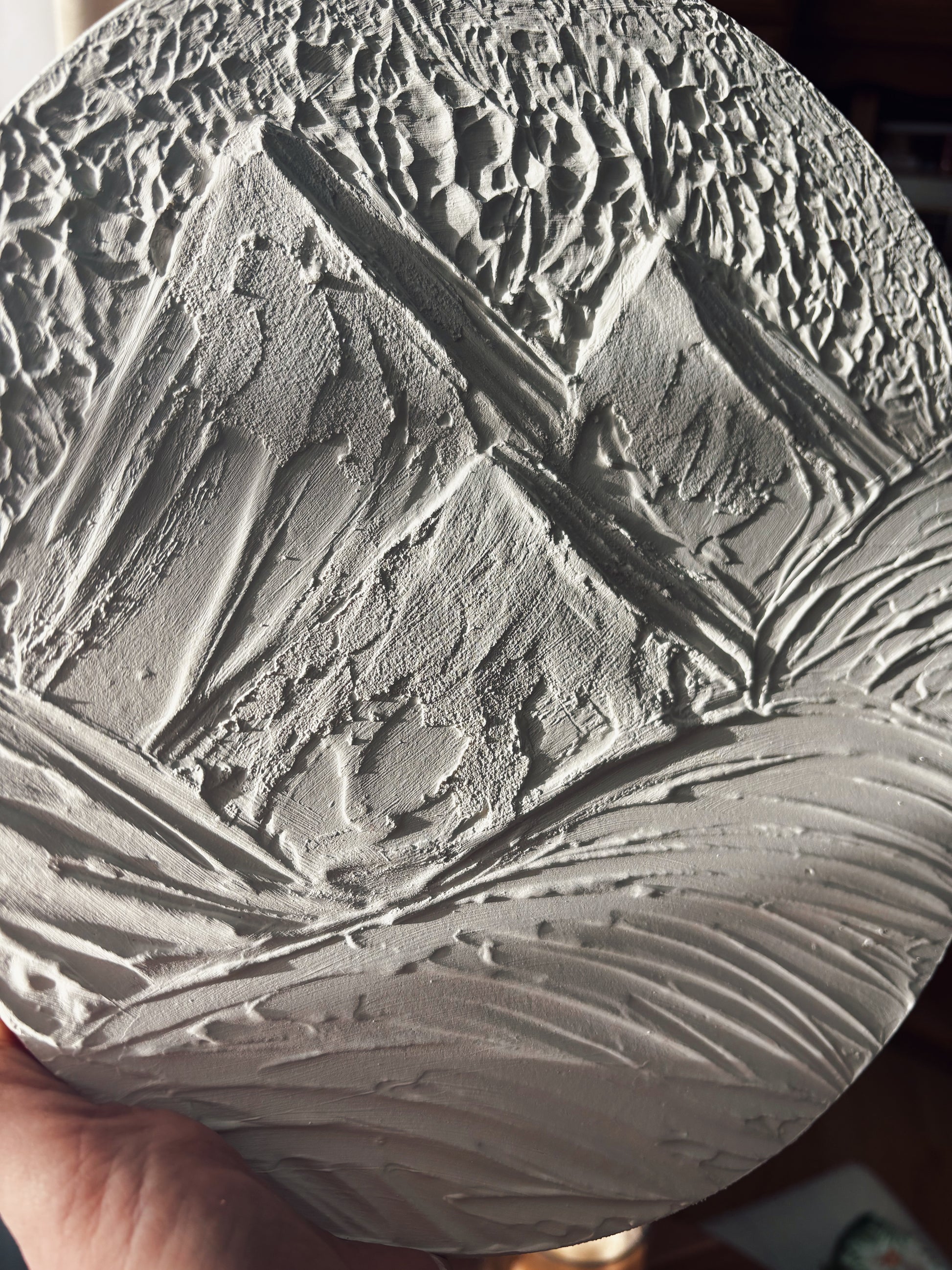 MOUNTAINS biały okrągły minimalistyczny obraz 3D. Nowoczesne dzieło sztuki dla wabi sabi lub japandi stylu wnętrza. 