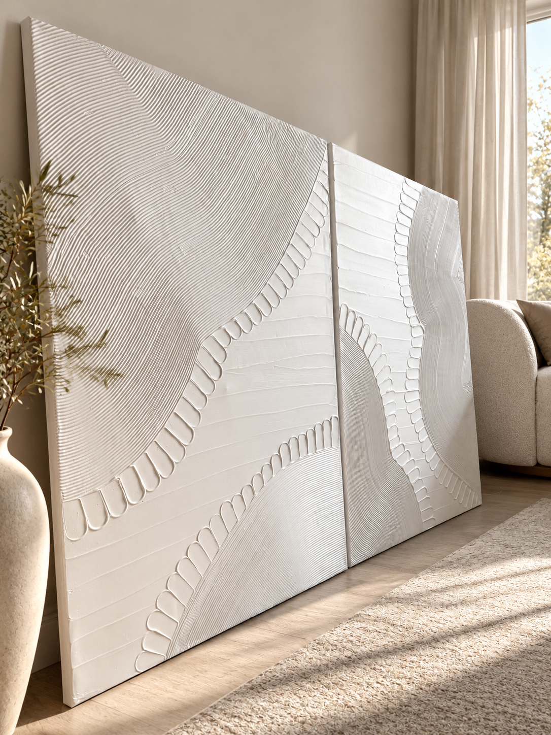 IRIS biały dyptyk strukturalny 3D, dwa ręcznie wykonane obrazy 70x100 cm z geometrycznymi reliefami w nowoczesnym wnętrzu
