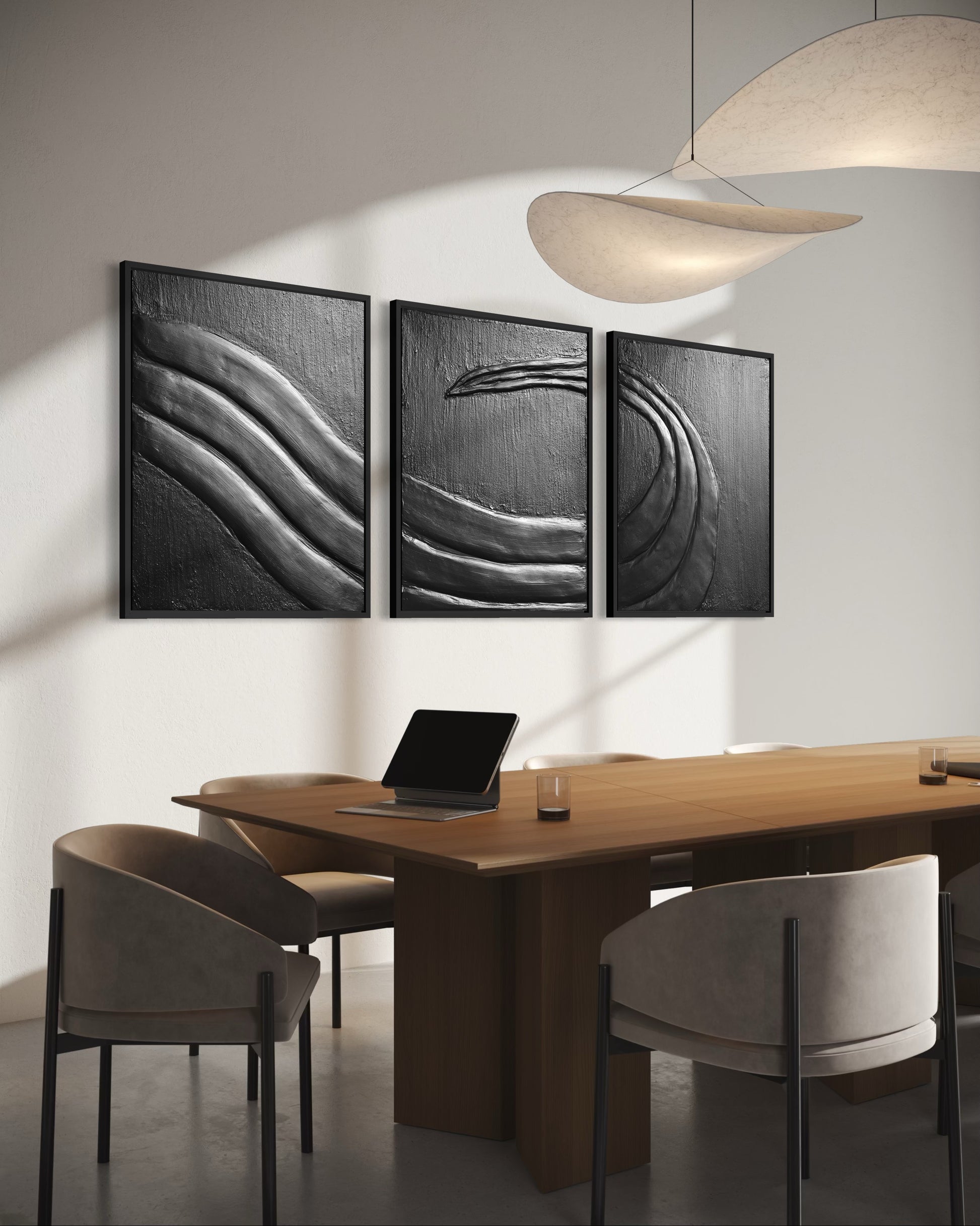 Trzy czarne obrazy strukturalne TRITON połączone w jedną abstrakcyjną falę