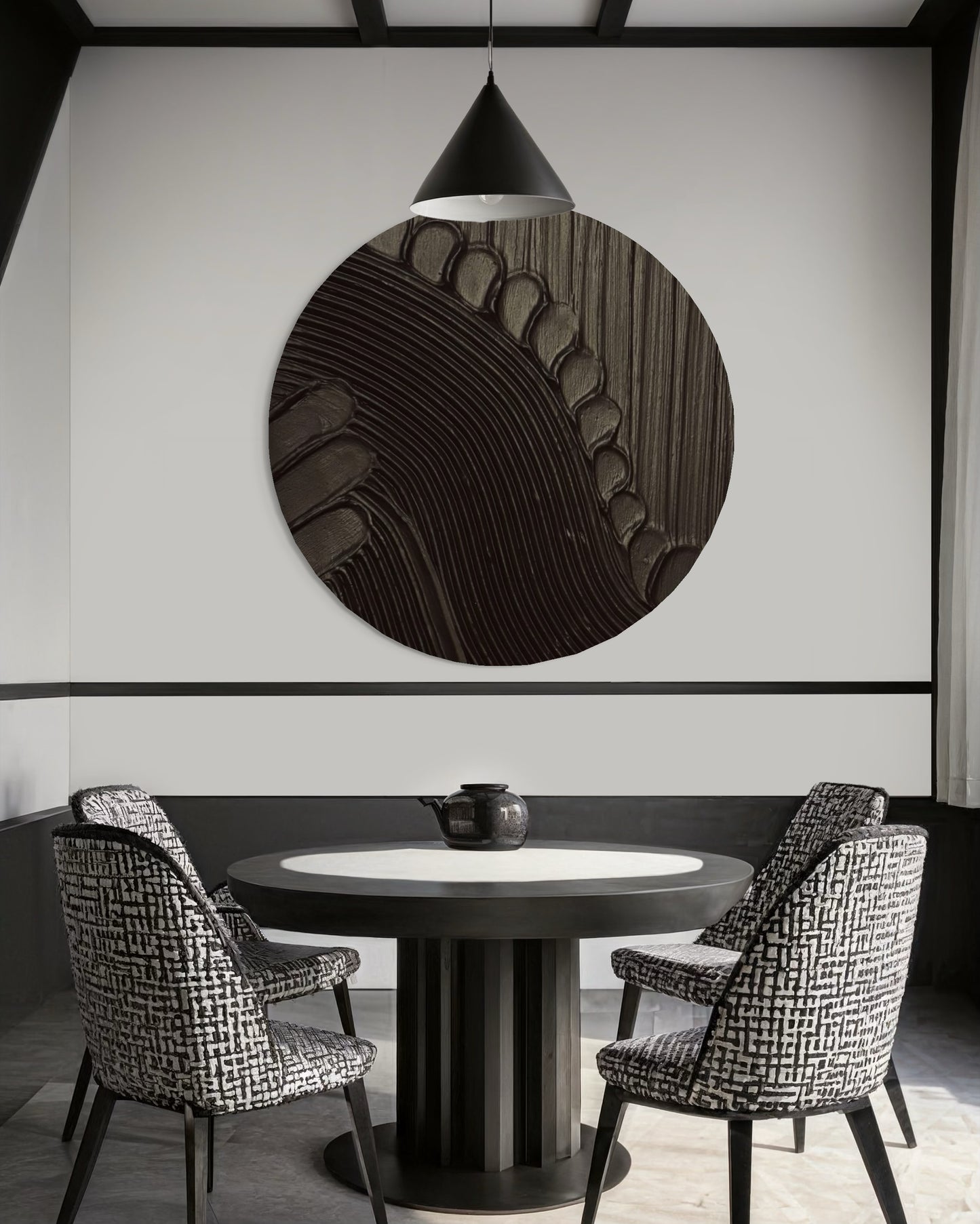 Czarny okrągły obraz abstrakcyjny MAZU z wyraźną strukturą powierzchni