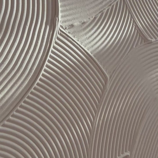Minimalistyczny obraz 3D ręcznie wykonany w kolorze bieli. Obraz nowoczesny idealny dla stylu japandi i wabi sabi. Duży obraz do jadalni, duży obraz strukturalny do salonu.