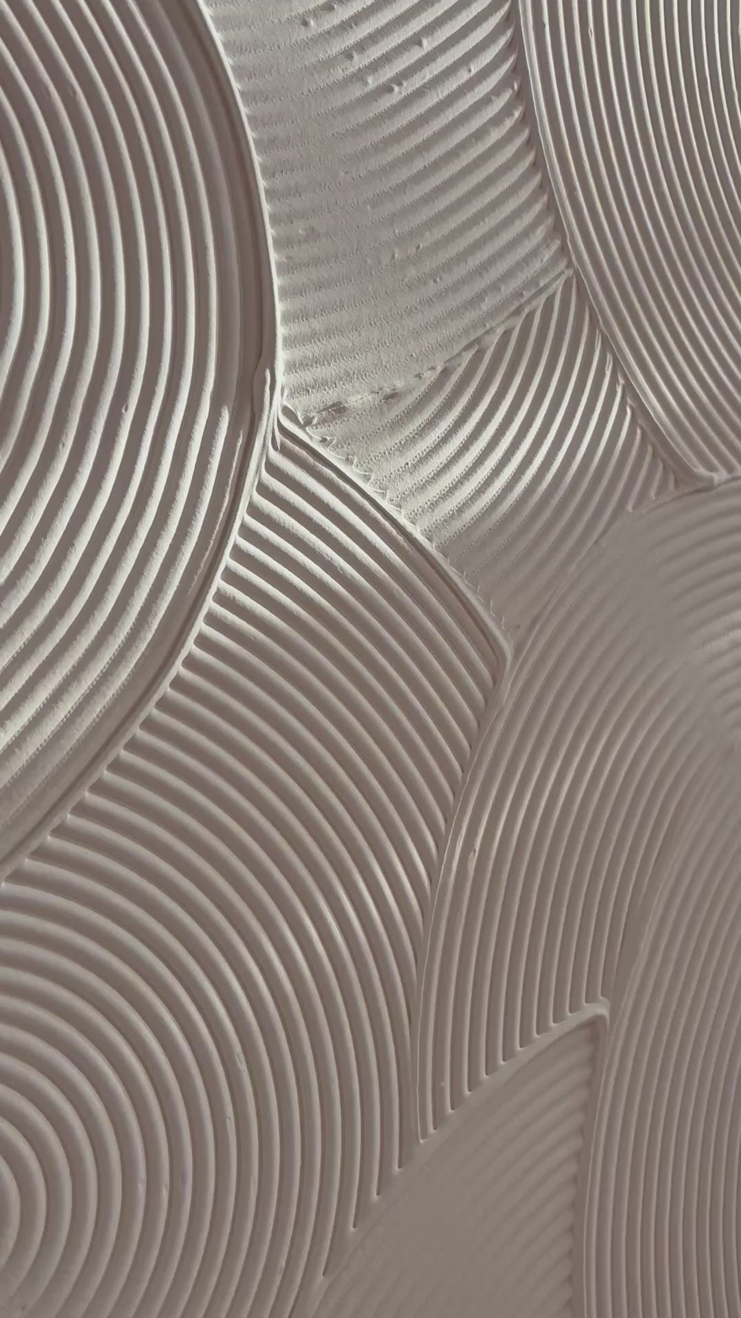 Minimalistyczny obraz 3D ręcznie wykonany w kolorze bieli. Obraz nowoczesny idealny dla stylu japandi i wabi sabi. Duży obraz do jadalni, duży obraz strukturalny do salonu.