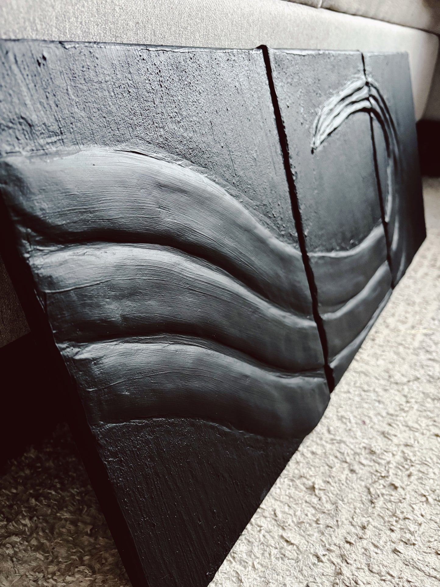 Czarny tryptyk obrazów strukturalnych TRITON w nowoczesnym wnętrzu